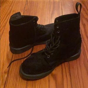 Velvet black boots